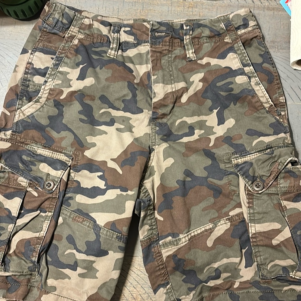 EUC Barely worn AE cargo Camo shorts